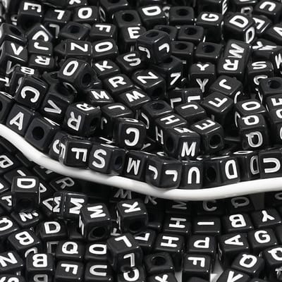 Letterkralen, 8 mm, alfabetkralen om in te rijgen, 400 stuks, A-Z, kubuskralen voor armband, sieraden, doe-het-zelf handwerk (zwart 8 mm)