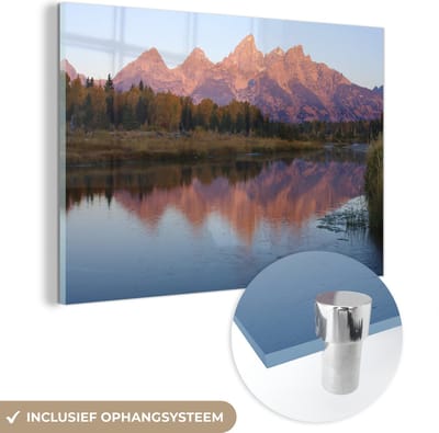 ® Glasschilderij 180x120 cm - Schilderij acrylglas - De kleurrijke bergen van het Tetongebergte weerspiegelen in een riviertje - Foto op glas - Muurdecoratie woonkamer - Wanddecoratie slaapkamer - Schilderijen