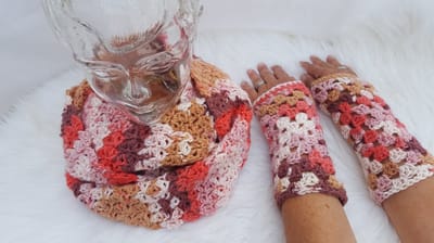 Set van een gehaakte colsjaal en vingerloze handschoenen in creme zalmroze oranje bruin gemeleerd garen handgemaakte set