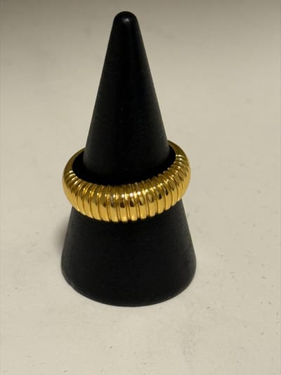 Goudkleurige ring || Make up | Parfum | Moederdag | Verjaardagscadeau| Cadeautje| Valentijnsdag| Kado | sieraden | vaderdag | oorbellen | oorsieraden