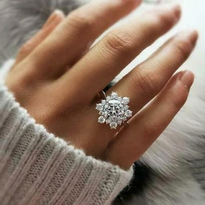Huitan Zonnebloemvormige CZ Ringen Trouwring Accessoires voor Vrouwen Nieuwe Ringen Zilverkleur Volledige Bling Iced Out Dames Sieraden 10 brown