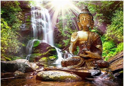 Fotobehangkoning - Behang - Vliesbehang - Fotobehang Boedha bij de Waterval - Zen - Budha - Wellness - 150 x 105 cm