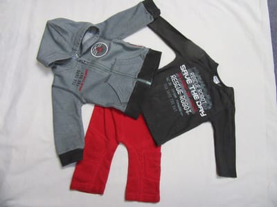 dirkje , jongen ,  3 delig ensemble , tshirt + gilet met kap + lange broek j 3 maand 62