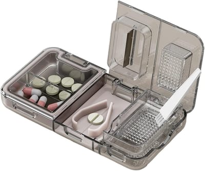 3-in-1 Pillensnijder – Verstelbare pillensleuf - Pillendoosje - Pillendispenser - Pillensplijter - Inclusief Reinigingsborsteltje – Geschikt voor pillen van elk formaat – Combineert snijden, vermalen en bewaren – 12 x 6,3 x 17 cm – Grijs