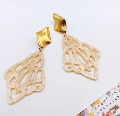 Jeannette-Creatief® - Resin - Resin Barok Ruit Groot Beige - Dames Oorbellen - Beige Oorbellen - Oorstekers RVS Goud
