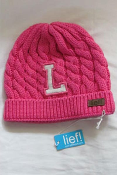 Lief! gebreide fuchsia roze muts met kabelpatroon, maat M