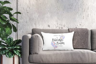 Sierkussens - Kussentjes Woonkamer - 50x30 cm - Quotes - Spreuken - Laten we de bloemetjes buiten zetten