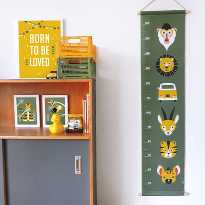 Groeimeter Safari olijf groen 30cm x 130cm - groeimeter - babykameraccessoire - katoen – oerwoud – jungle – groen – dieren – baviaan – leeuw – bus – tijger -hyena – gazelle - babykamer - jongenskamer - muurdecoratie - stokken - lederlook touwtje