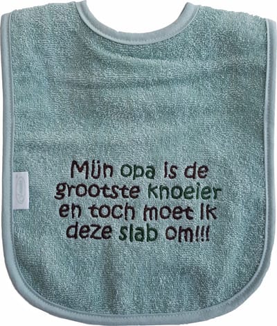 Groene (stone green) slab met "Mijn opa is de grootste knoeier en toch moet ik deze slab om!!!" - lief, kraamcadeautje, cadeau, babyshower, opa en oma dag, groen