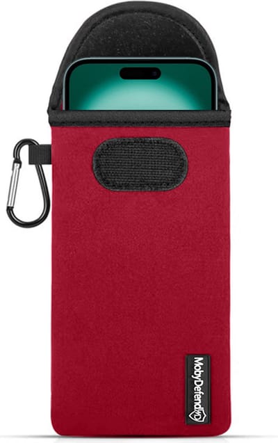 MobyDefend Hoesje - Geschikt voor iPhone 16 Plus - Neopreen Pouch Met Karabijnhaak - Insteek - Riemlus - Rood