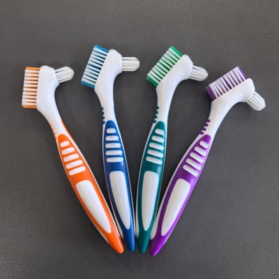 1 pièce Brosse à prothèse dentaire double face Manche antidérapant Brosse de nettoyage pour appareils dentaires invisibles Appareil de contention orthodontique jaune