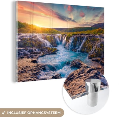 Glasschilderij - Foto op glas - Waterval - Zon - Berg - Natuur - Schilderij op glas - Acrylglas - Muurdecoratie - 150x100 cm - Acrylplaat - Schilderijen woonkamer