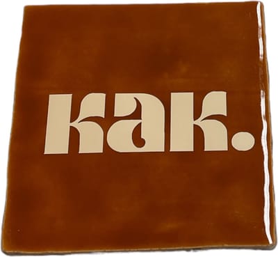Hippe tegeltje met tekst: KAK. | Roest met beige | Gepersonaliseerde cadeau | Hippe Spreuktegel | Nieuwe woning cadeau | Housewarming cadeau