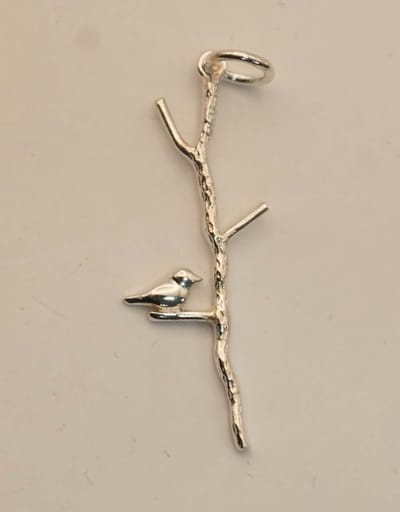 Zilveren hanger van vogel op tak - tak met vogel hangertje gemaakt van 925 zilver - leuke natuur item halshangertje - vogeltje kettinghanger - vrouwelijke hangertje van een vogeltje op een tak