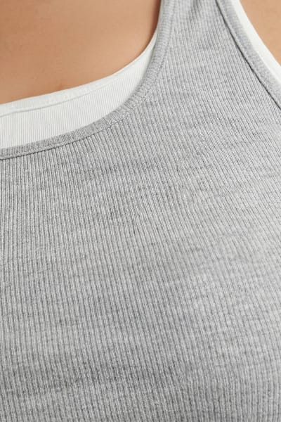boohoo Dames Plus Geribbeld Gelaagd Vest Met Gouden Biesje | Grey | Maat: 16