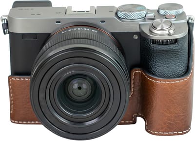 Duurzame camera hoes voor Sony Alpha 7C II - A7C II - A7C Mark II, op maat gemaakte PU leren tas met handvat en open onderkant, compacte beschermcase in bruin, camera bescherming en transport.