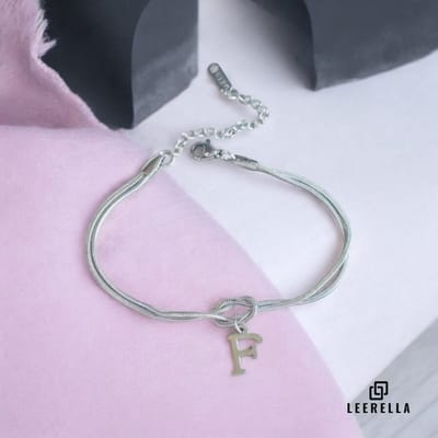 Leerella | F | Stijlvolle Letter Armband van Hoogwaardig RVS in Zilverkleur met Initialen – Perfect voor Dames en Heren | Luxe Accessoire met Persoonlijke Touch Moederdag, Valentijnsdag en Verjaardag Cadeau 16+5cm