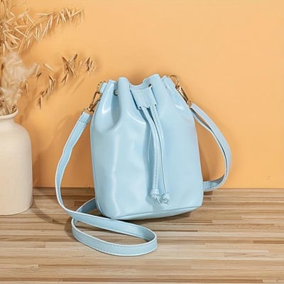 Elegante Zwarte Trekkoordtas met Gouden Hardware Accenten Verstelbare Schouderband, Perfect voor Dagelijks Gebruik, Handtas