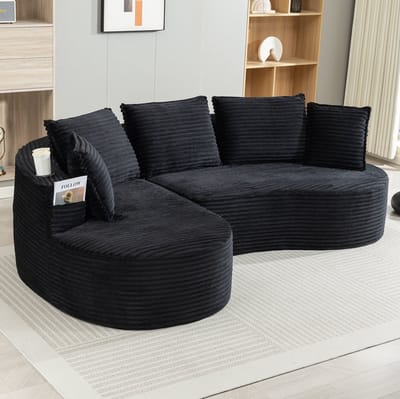 Zachte, ademende corduroy bank met bekerhouder en opbergvak. Hoogwaardig schuim voor comfortabel zitten. Inclusief kussens – samengeperst en klaar voor gebruik. Perfect voor elke woonkamer.