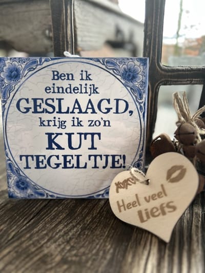 Creaties van Hier - Tegeltje Geslaagd kut met houten hartje - 15 cm – Keramiek