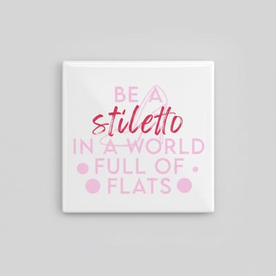 “Be a Stiletto in a World Full of Flats” Keramische Tegel – Inspirerende Fashion Quote Wanddecoratie – 15 × 15 cm