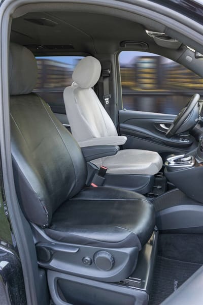 Walser Autostoelhoes Transporter Fit Kunstleer antraciet geschikt voor Mercedes-Benz V-Klasse 447 - 1 enkele zitplaats voorpassagier (armleuninguitsparing links)