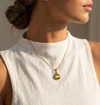 Lundholm Cecile Ketting Dames Goud Kleurig – Premium Stainless Steel 2.5 Micron PVD Gold Plated – Goudkleurige Ketting met Natuursteen Groen Hanger Steen – 40 + 5,5 cm – Scandinavisch Design