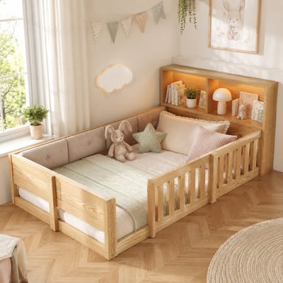 Kinderbed 90x200 cm - Eenpersoonsbed - Vloerbed - Multifunctioneel bed - Met veiligheidsleuning - Met led-lichtstrip - Hoofdbord met opbergruimte - Met een gewatteerde rugleuning - Natuurlijke houtkleur