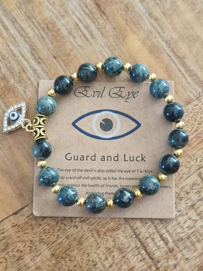Edelsteen kogelarmbandje in diverse edelsteensoorten. Op leuk kaartje met de tekst "Guard & Luck" en een beschrijving. Groen