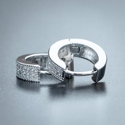 Boucles d'oreilles classiques Huitan en forme de cercle coloré avec zircone cubique éblouissante, polyvalentes, à porter au quotidien, pour amoureux, bijoux pour femmes et hommes white