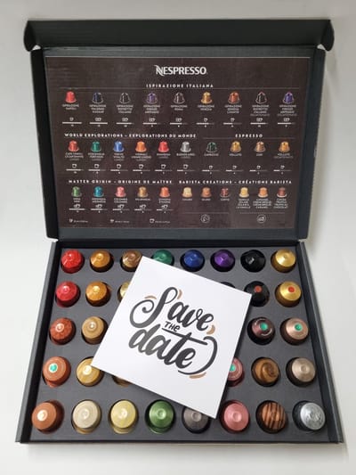 Koffie Proeverij Pakket groot 40 stuks verschillende smaken met Mystery Card 'Save the Date' met persoonlijke (video) boodschap | Verjaardag | Sinterklaas | Kerstpakket | Vaderdag | Moederdag | Jubileum | Valentijnsdag