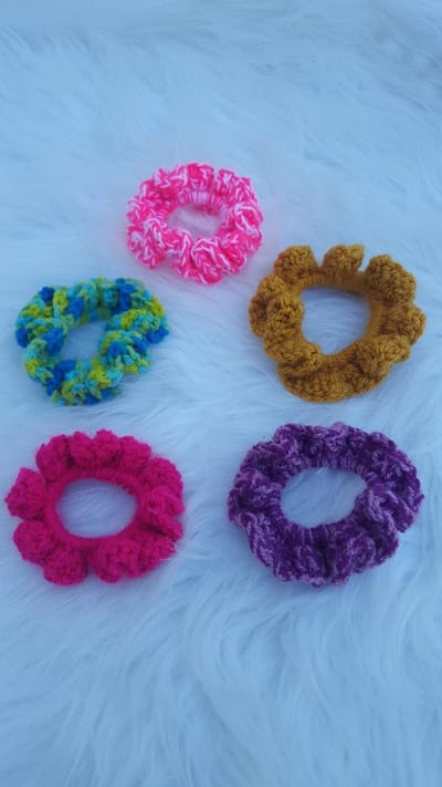 Set van 5 handgemaakte haarelastieken ( scrunchies ) in roze, okergeel, groen/blauw, roze/paars, neonroze gehaakte set