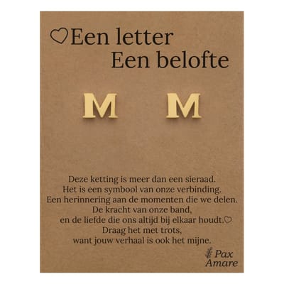 Initiaal Oorbellen met Letter M op Cadeau Kaartje - Een letter, een belofte - Goudkleurig - Naam Sieraad Cadeau - Roestvrij Staal Oorknopjes - Pax Amare