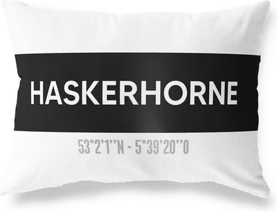 Tuinkussen HASKERHORNE - FRIESLAND met coördinaten - Buitenkussen - Bootkussen - Weerbestendig - Jouw Plaats - Studio216 - Modern - Zwart-Wit - 50x30cm