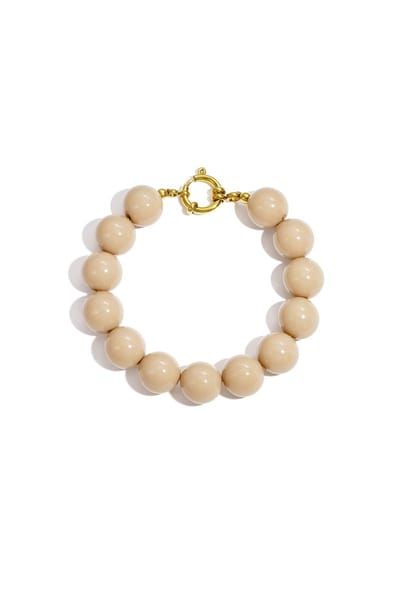 Armband met grote kralen en sluiting aan de voorkant.