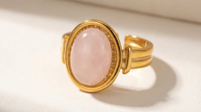 Lundholm Zoleste Ring Dames Goudkleurig met Steen – Premium Stainless Steel 2.5 Micron PVD Gold Plated – Verstelbare Ring met Echte Rozenkwarts – One Size – Scandinavisch Design
