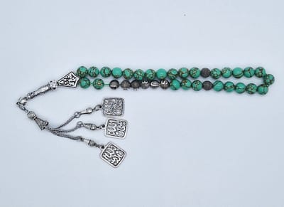 Handgemaakte naam tasbih 33 Kralen Natuursteen “Groen howliet gesponnen goud” - met metaal tassel “subhan allah"- Met je naam of de naam van uw geliefde- 8 mm diameter van de korrel