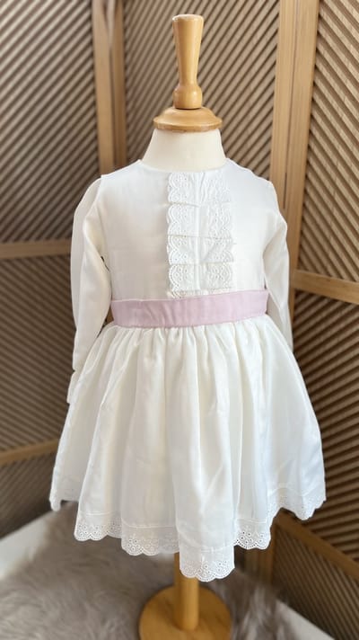 kanten jurk met roze tailleband -jurk met lange mouwen-bruiloft-foto-verjaardag-doopsel-geborduurde bloemen-crème-witte-roze kleur-katoen- 1 tem 2 jaar