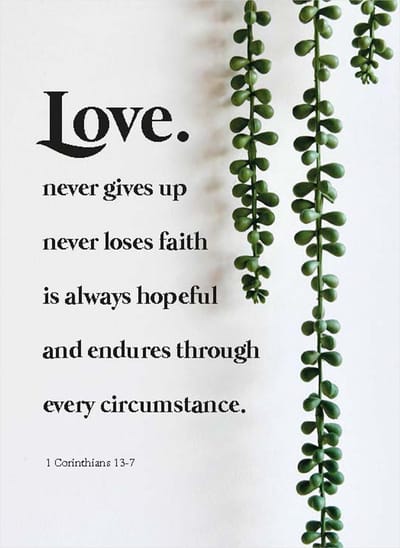 MajesticAlly metalen wandbord | A3-formaat | Love Never Gives Up | Metal Deco | Christelijke decoratie | Cadeau
