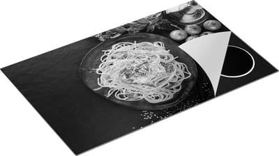Chefcare Inductie Beschermer Bord met Spaghetti op een Zwarte Marmeren Plaat - Zwart Wit - 85x52 cm - Afdekplaat Inductie - Kookplaat Beschermer - Inductie Mat
