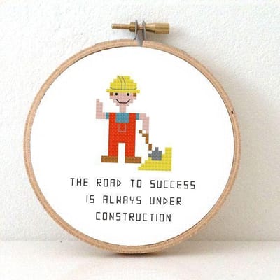 Manlijke bouwvakker borduurpakket | Borduurpakket voor volwassenen | Construction worker kado maken  | Borduurpakket inclusief borduurring, DMC borduurgaren, Aida borduurstof, borduurnaald en instructies
