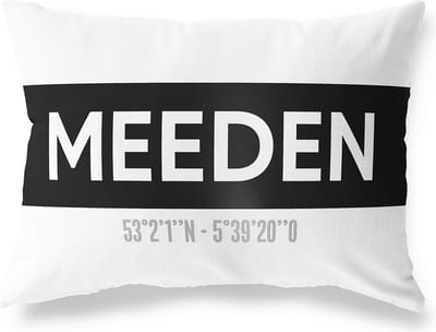 Tuinkussen MEEDEN - GRONINGEN met coördinaten - Buitenkussen - Bootkussen - Weerbestendig - Jouw Plaats - Studio216 - Modern - Zwart-Wit - 50x30cm