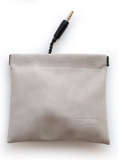 Eardopes Opbergzakje voor oordopjes - Creme wit - Etui voor oortjes met kabel - bewaarzakje hoesje oortjes - diervriendelijk: geen suede of ander dierlijk materiaal - 9.5cm x 10cm