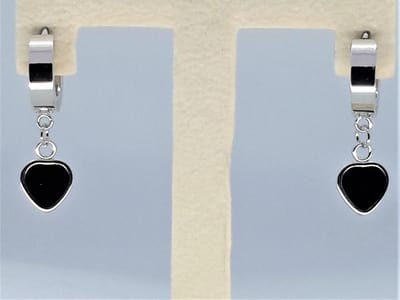 Oor oorringen chirurgisch staal met hangende zwart hartje hanger.