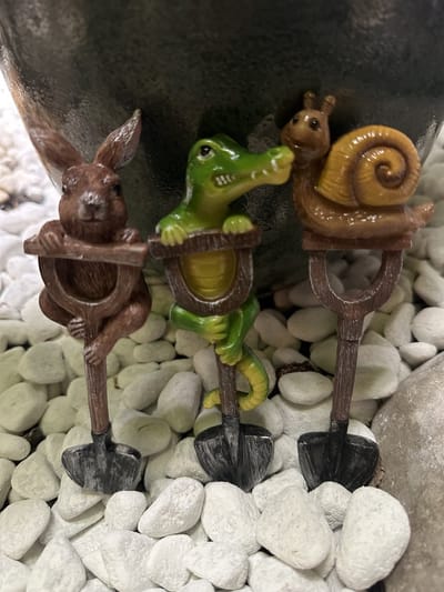 Decoratieve polyresin beeldjes ''Konijn/slak/krokodil op schep"- Set van 3 stuks - meerkleurig - hoogte 14 x 5 x 1 cm - Woonaccessoires - Tuinaccessoires - Decoratieve beelden