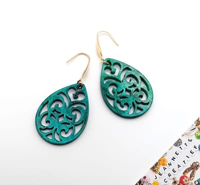 Jeannette-Creatief® - Resin - Barok Druppel Zeegroen - Groene Oorbellen - Resin Oorbellen – Oorbellen Zeegroen - Gouden Oorbellen - Oorbellen – Oorhangers - Oorbellen dames - Druppelvormige oorbellen - Emerald Green - Transformative Teal - Teal Green