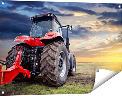 Gards Tuinposter Rode Tractor bij Zonsondergang - Trekker - 90x60 cm - Tuindoek - Tuindecoratie - Wanddecoratie buiten - Tuinschilderij