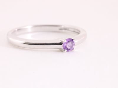 Fijne hoogglans zilveren ring met amethist - maat 15.5