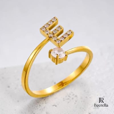 Leerella | E | Verstelbare Goudkleurige Initialen Ring - RVS Letter Ring met Zirconia Steentjes - Persoonlijke Naamring Dames
