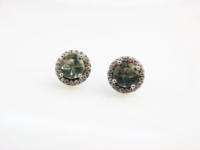 Model Small Round Grey zilveren oorringen gezet met grijze en witte cubic zirconia